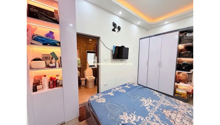8.6 tỷ nhà Đội Cấn, 6 tầng thang máy,  dân xây ở luôn, sổ chính chủ